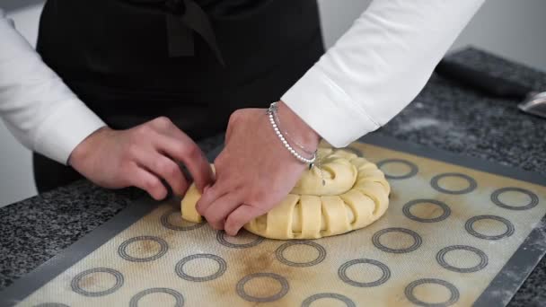 Fille Cuisinier Rouleaux Pâte Sur Table — Video