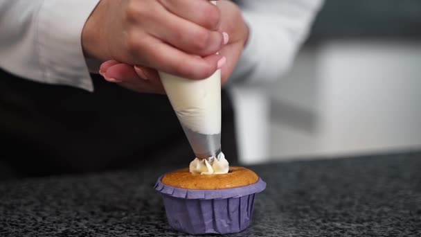 Chef Kok Brengt Witte Room Aan Een Paars Gewikkelde Bruine — Stockvideo