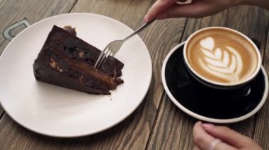 Kız bir kafede tatlı yiyor.