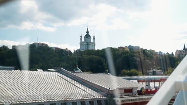 Dönme Dolaptan Kyiv Panoramik Görüntüsü Tepedeki Kilise — Stok video