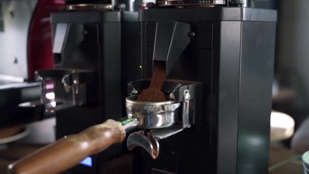 Professional Barista Worker Use Grinder Machine Grind Fresh Coffee Beans — Stock Video