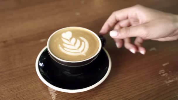 Kız Masadan Bir Fincan Kahve Alır — Stok video