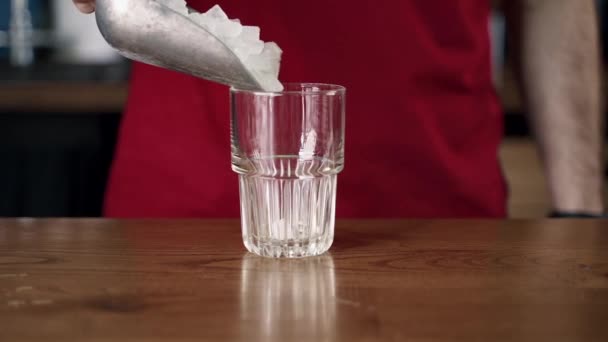 巴里斯塔把冰块倒入杯子里 — 图库视频影像