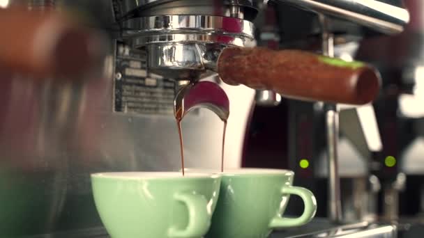 Due Tazze Caffè Versato Una Macchina Caffè Espresso — Video Stock