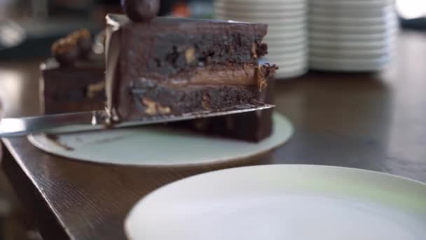 カフェでナイフでカットしたケーキ — ストック動画