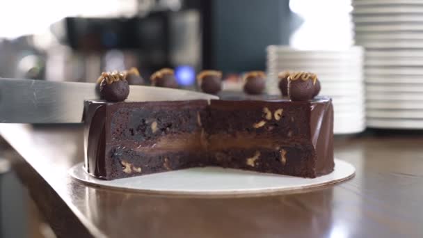 Gâteau Coupé Avec Couteau Dans Café — Video