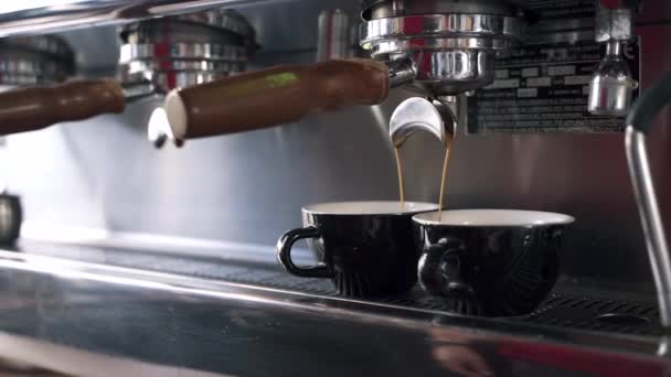 Twee Kopjes Koffie Wordt Gegoten Uit Een Espressomachine — Stockvideo