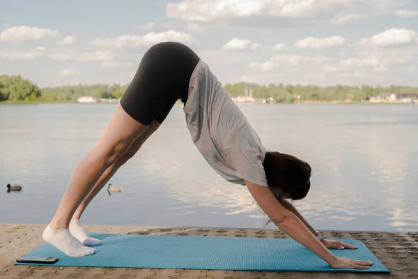 Young Girl Doing Yoga Shore Yoga Mat River Evening — Stock Photo, Image