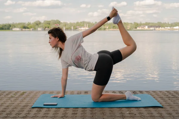 Young Girl Doing Yoga Shore Yoga Mat River Evening — Stock Photo, Image