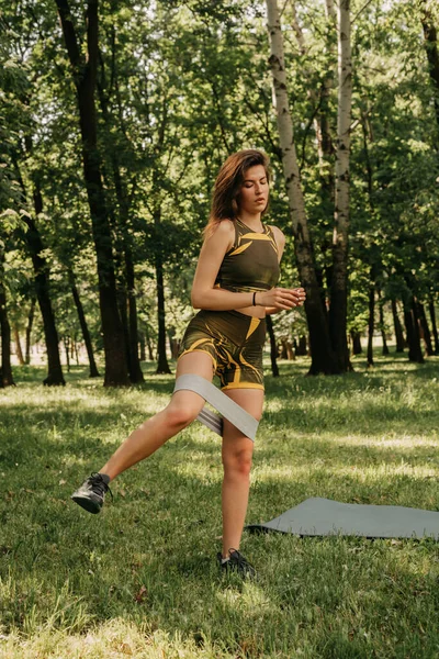 Una Giovane Ragazza Entra Sport Con Elastico Fitness Nel Parco — Foto Stock