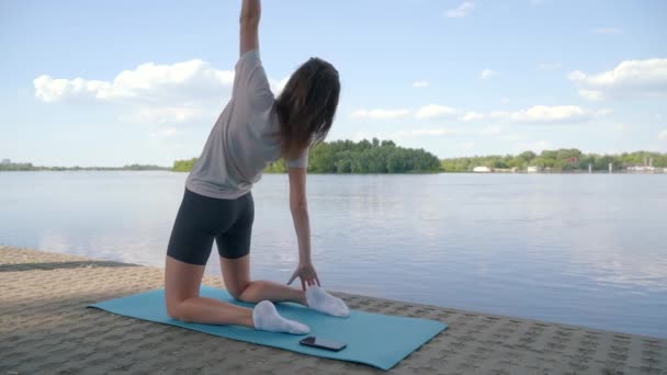 Een Jong Meisje Het Doen Van Yoga Oever Yoga Mat — Stockvideo