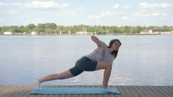 Una Joven Está Haciendo Yoga Orilla Esterilla Yoga Del Río — Vídeo de stock
