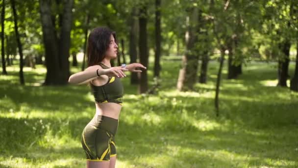Młoda Dziewczyna Idzie Sport Parku Lesie Zielonym Garniturze Macie Jogi — Wideo stockowe