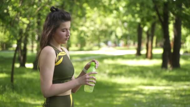 Jong Meisje Drinkt Water Het Park Het Bos Een Groen — Stockvideo