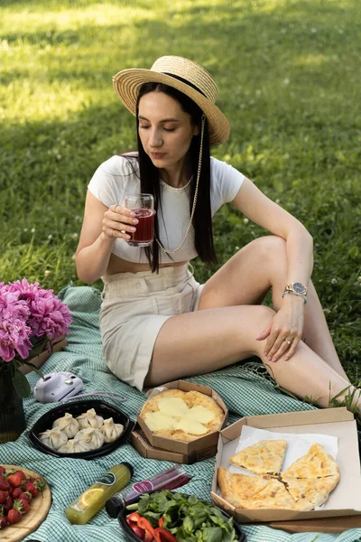 Tatilde pikniğe giden bir adamla genç bir kız. Yiyecek ve çiçeklerle dolu yeşil bir yatak. Güneşli aydınlık bir gün. Ahududu ve fesleğenli limonata içerek.