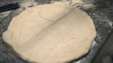 Kız restoranın mutfağında pizza hazırlıyor. büyük çerçeve