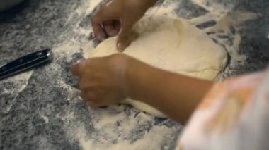 Kız restoranın mutfağında pizza hazırlıyor. büyük çerçeve