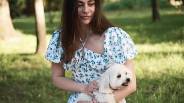 Een Meisje Een Picknick Houdt Een Hond Vast Een Blauwe — Stockvideo