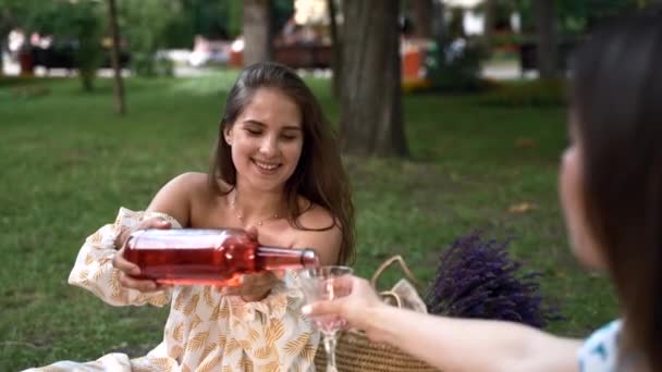 Dziewczyna Niebieskiej Sukience Parku Pikniku Wakacjach Pijąc Wino — Wideo stockowe