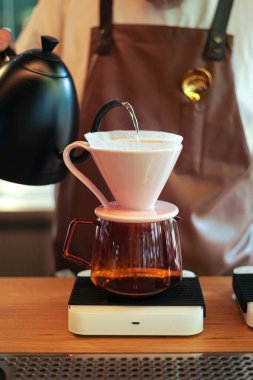 Kahveci kahve hunisi filtresine su dolduruyor.