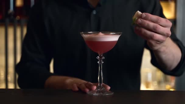 Barman Prepara Cocktail Num Bar Num Clube Derrama Álcool Xaropes — Vídeo de Stock