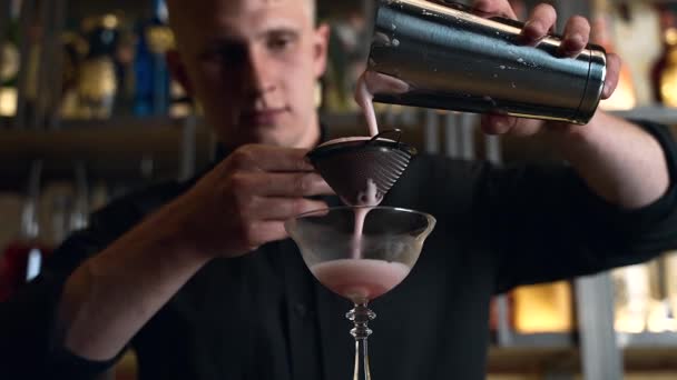 Bartender Prepares Cocktail Bar Club Pours Alcohol Syrups Uses Ice — Stockvideo