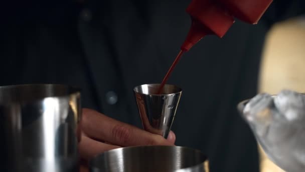 Bartender Prepares Cocktail Bar Club Pours Alcohol Syrups Uses Ice — Video