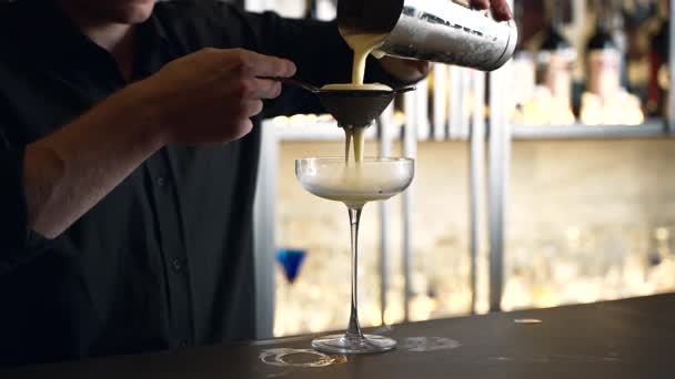 Barman Przygotowuje Koktajl Barze Klubie Nalewa Alkohol Syropy Używa Lodu — Wideo stockowe