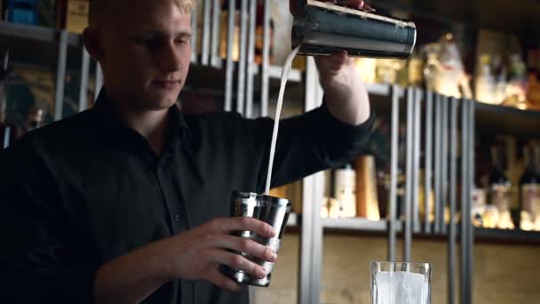 Bartender Prepares Cocktail Bar Club Pours Alcohol Syrups Uses Ice — Stock Video