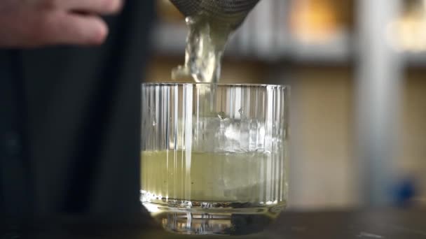 酒保在酒吧 俱乐部里准备鸡尾酒 倒入酒精和糖浆 用冰块和冰块 — 图库视频影像