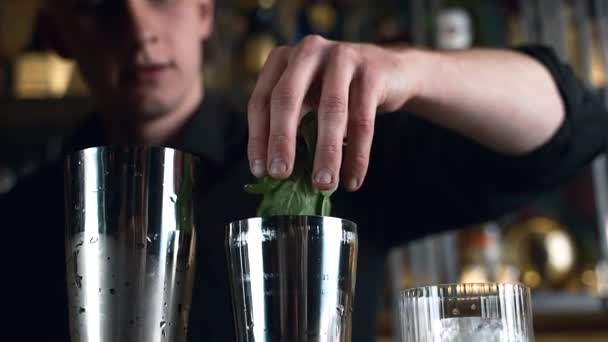 酒保在酒吧 俱乐部里准备鸡尾酒 倒入酒精和糖浆 用冰块和冰块 — 图库视频影像