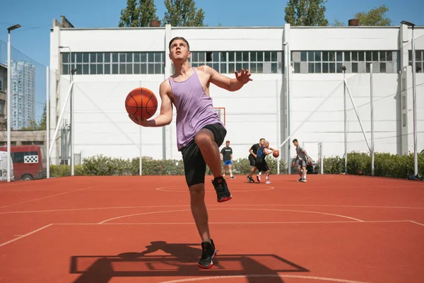 Joven Juega Baloncesto Cancha Baloncesto Lanza Pelota Ring Haciendo Deporte — Foto de Stock