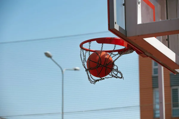 Giovane Ragazzo Gioca Basket Sul Campo Basket Lancia Palla Sul — Foto Stock