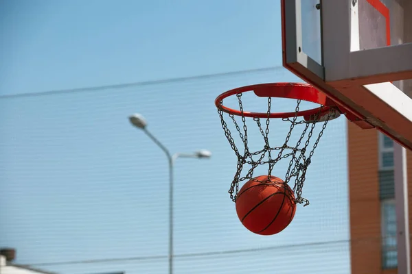 Genç adam basketbol sahasında basketbol oynuyor. Topu ringe fırlattı. Spor yapıyorum. sağlıklı vücut ve sağlıklı yaşam tarzı