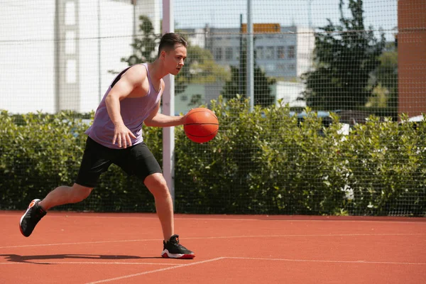 Jovem Joga Basquetebol Campo Basquetebol Atira Bola Para Ringue Praticar — Fotografia de Stock