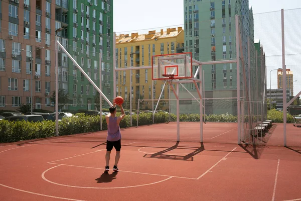 Joven Juega Baloncesto Cancha Baloncesto Lanza Pelota Ring Haciendo Deporte — Foto de Stock