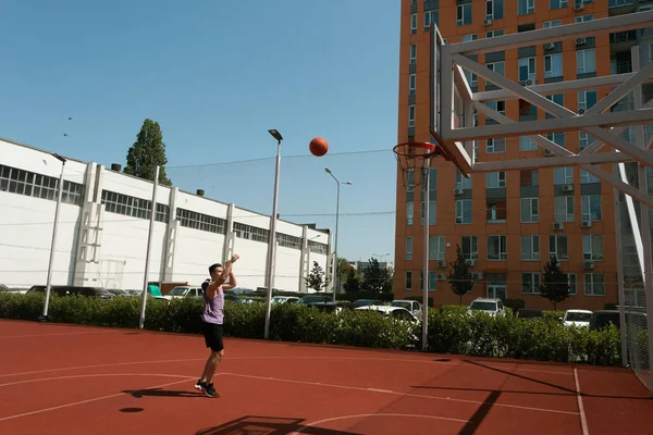 Anak Muda Bermain Basket Lapangan Basket Melempar Bola Dalam Ring — Stok Foto