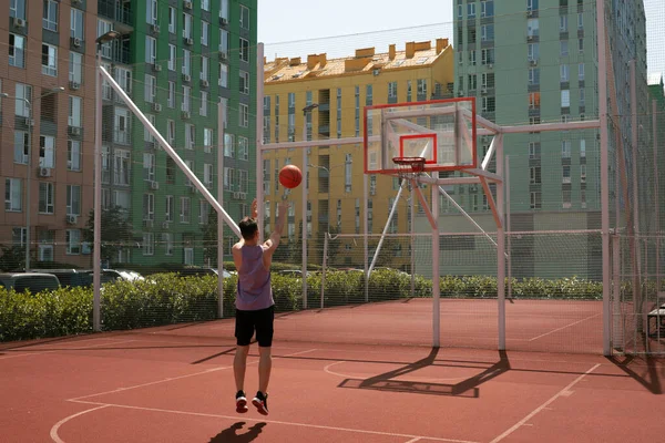 Young Guy Plays Basketball Basketball Court Throws Ball Ring Doing — Stock Photo, Image