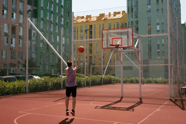 Joven Juega Baloncesto Cancha Baloncesto Lanza Pelota Ring Haciendo Deporte — Foto de Stock