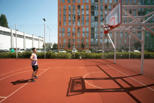 Joven Juega Baloncesto Cancha Baloncesto Lanza Pelota Ring Haciendo Deporte — Foto de Stock