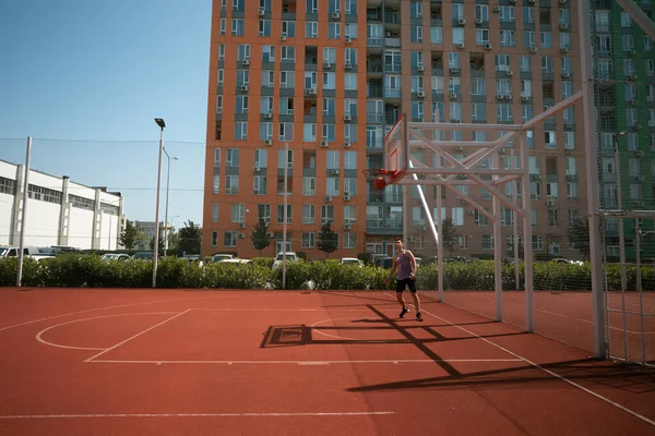 Joven Juega Baloncesto Cancha Baloncesto Lanza Pelota Ring Haciendo Deporte — Foto de Stock