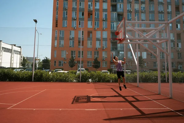 Joven Juega Baloncesto Cancha Baloncesto Lanza Pelota Ring Haciendo Deporte — Foto de Stock