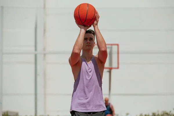 Giovane Ragazzo Gioca Basket Sul Campo Basket Lancia Palla Sul — Foto Stock