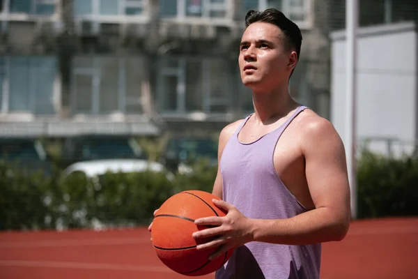 Joven Juega Baloncesto Cancha Baloncesto Lanza Pelota Ring Haciendo Deporte —  Fotos de Stock