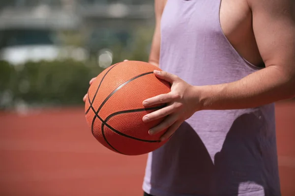 Joven Juega Baloncesto Cancha Baloncesto Lanza Pelota Ring Haciendo Deporte — Foto de Stock