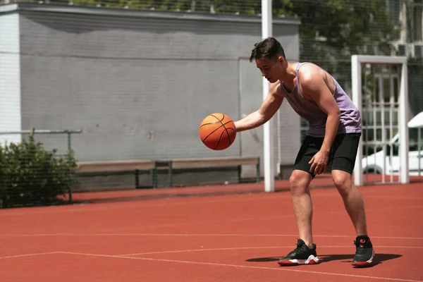 Молодий Хлопець Грає Баскетбол Баскетбольному Майданчику Кидає Кільце Займатися Спортом — стокове фото