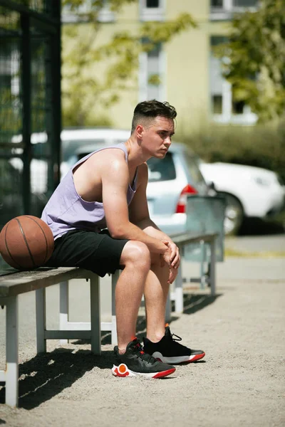 Fiatal Srác Kosárlabdázik Kosárpályán Ringbe Dobja Labdát Sportolok Egészséges Test — Stock Fotó