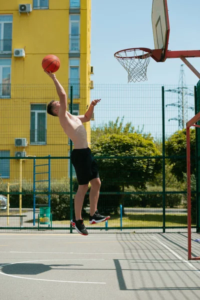 Giovane Ragazzo Gioca Basket Sul Campo Basket Lancia Palla Sul — Foto Stock