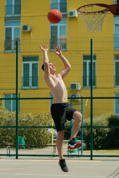 Fiatal Srác Kosárlabdázik Kosárpályán Ringbe Dobja Labdát Sportolok Egészséges Test — Stock Fotó