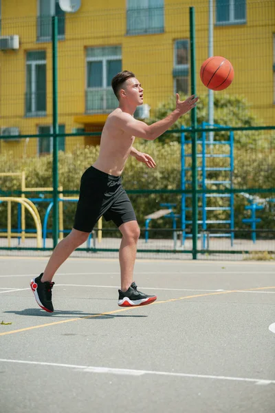 Nuori Mies Pelaa Koripalloa Koripallokentällä Heittää Pallon Kehään Urheilua Terveellinen — kuvapankkivalokuva